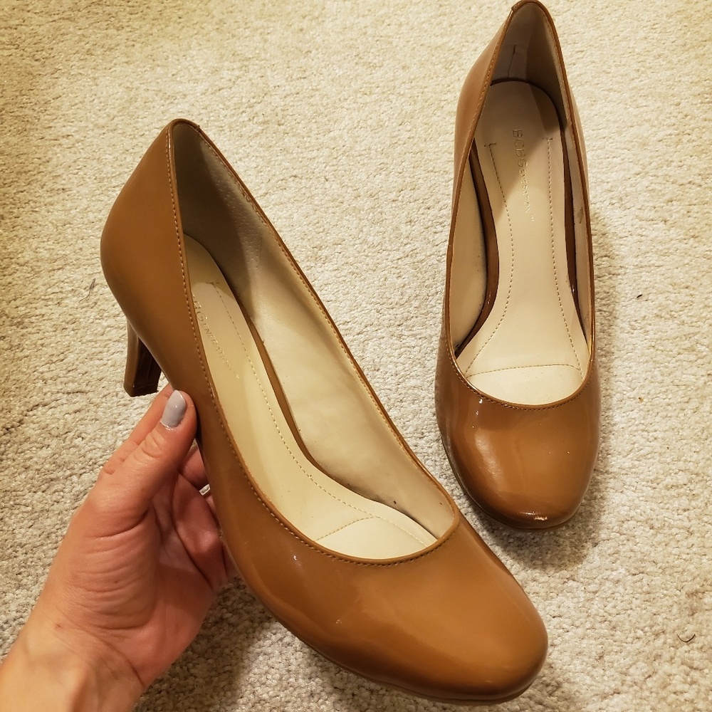 BCBGeneration Size 8.5 Tan Pumps